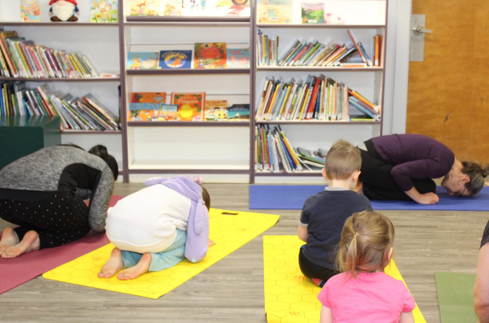 Enfants pratiquant le yoga à la bibliothèque
