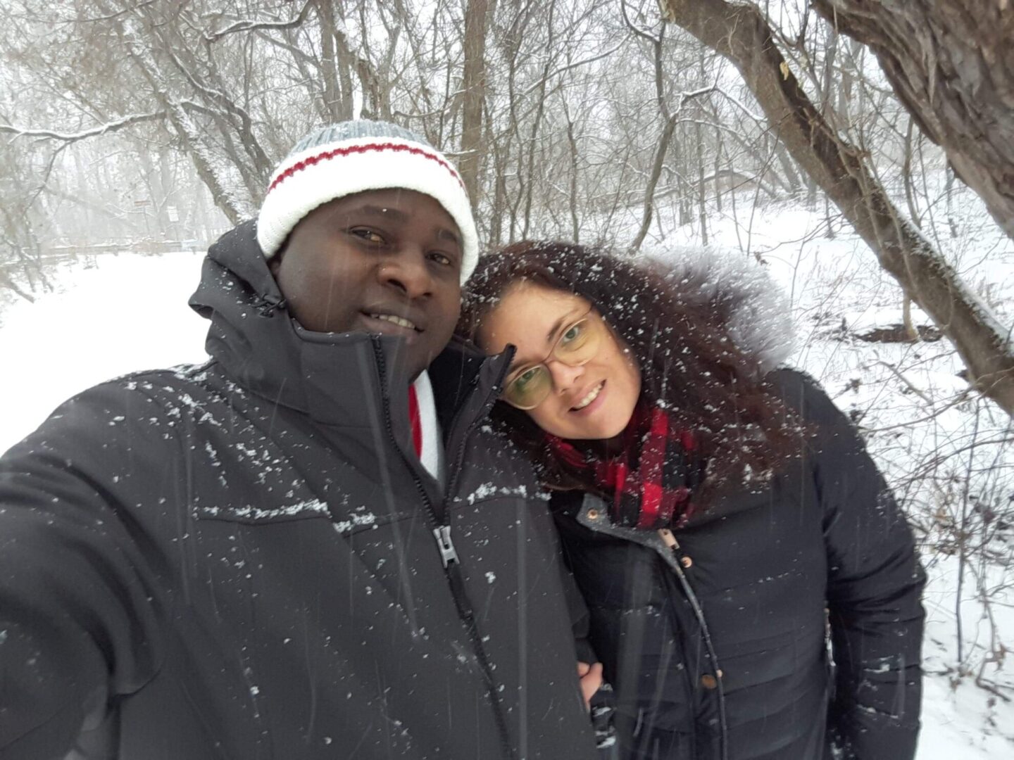 Sonia et son amoureux Amadou, amoureux, vêties de leurs habits de neige