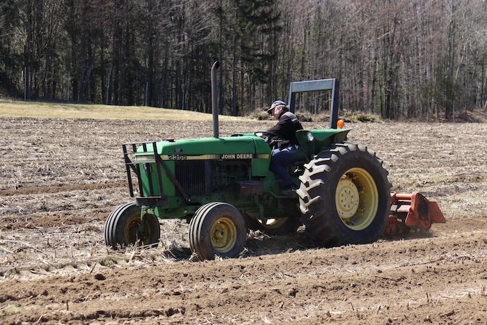 Le producteur Jacques Blain en tracteur dans son champ