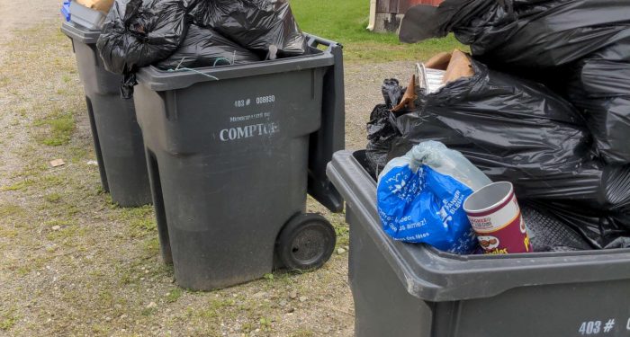 Les poubelles débordent de matières compostables et recyclables !