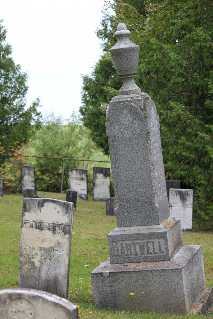 Monument en mémoire d'Amos B. Hartwell (1825-1905) et de son épouse Julia A. Heath (1829-1919). Photo: Jeanmarc Lachance, 2017
