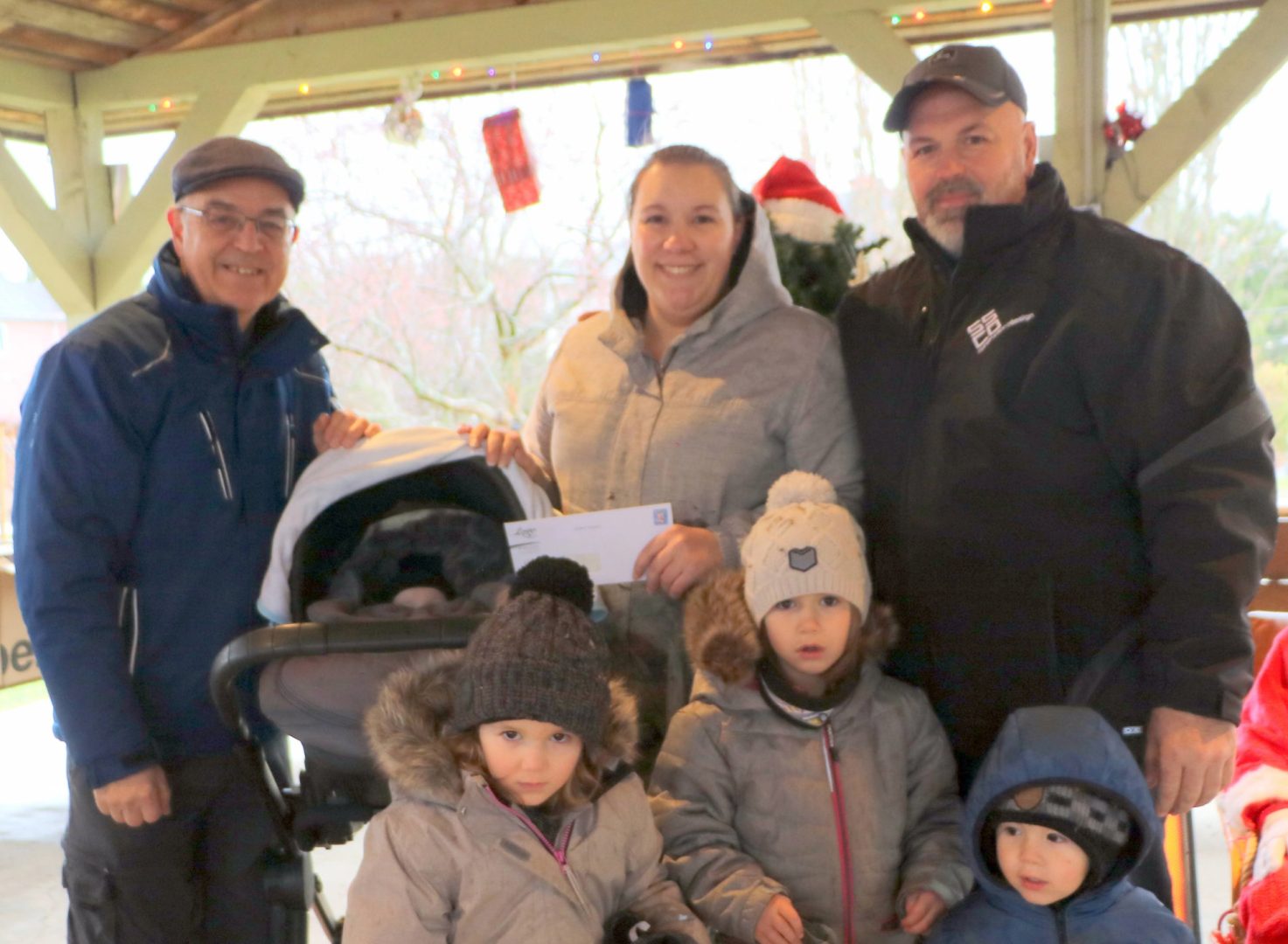 La famille Dupont-Goulet avec le maire Jean-Pierre Charuest lors du Marché de Noël le 3 décembre au Parc des Lions.
