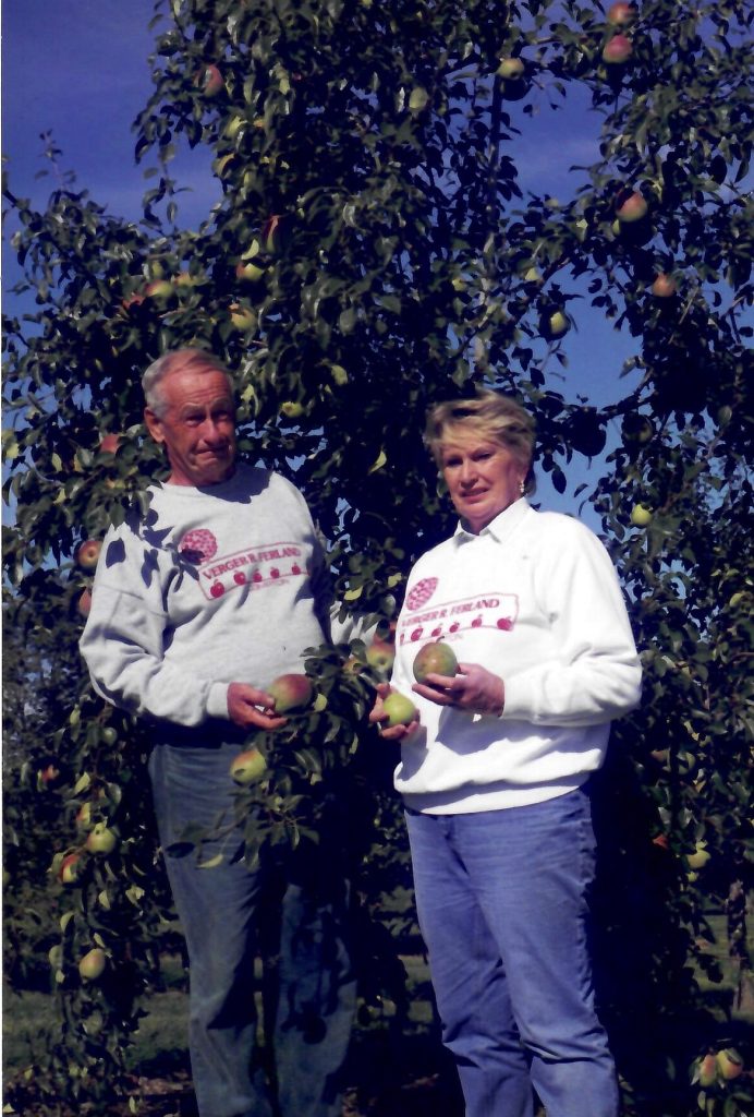 Raoul et Madeleine dans leur verger de poires dans les années 1980