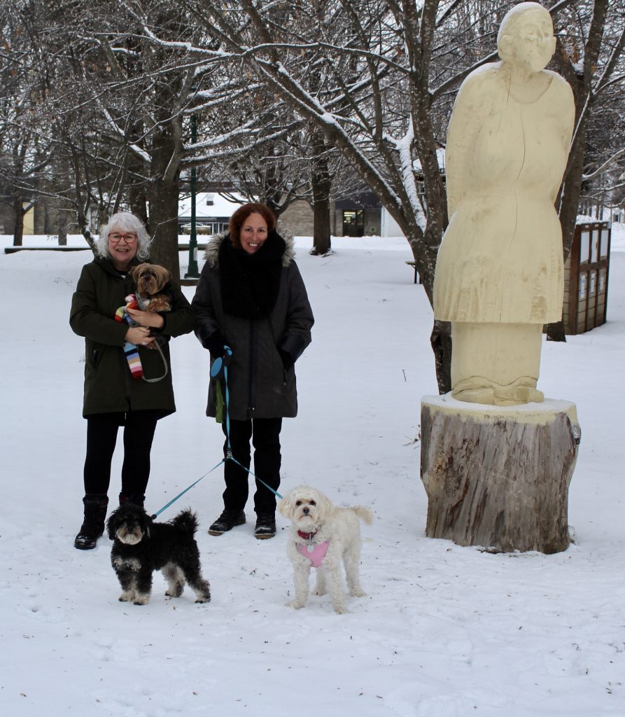 Lisette et Marjorie avec leurs compagnons de marche, Miss Pixell, Honey et Cookie