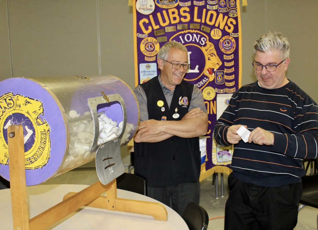 Tirages des billets Li-Gagn-Ons; Bertrand Gagnon, président du Club Lions 2.0 qui supervise le tirage et Pascal Audet, président du Club Mère, qui fait la pige d’un billet.