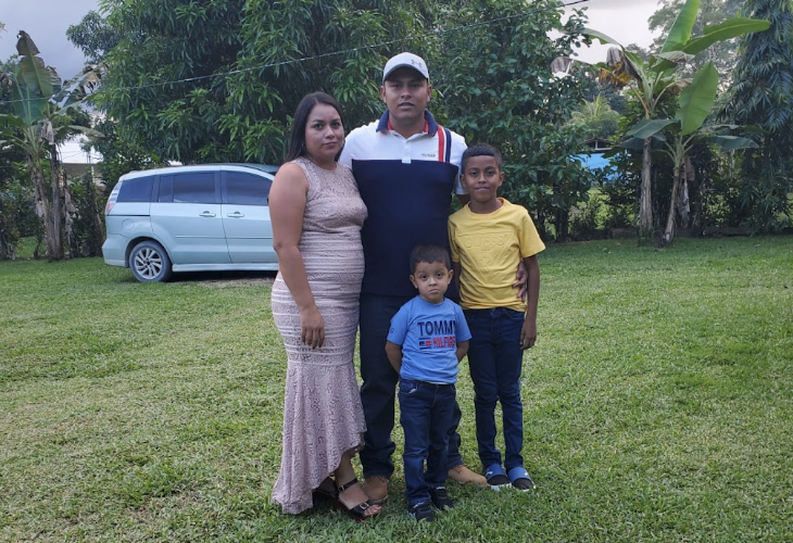 La familia bajo el cálido sol guatemalteco