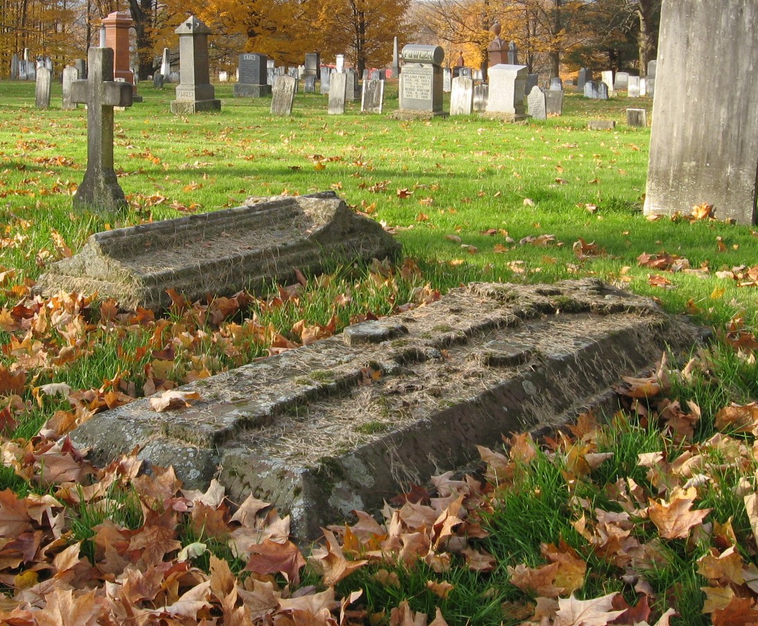 Deux dalles funéraires au Compton Cemetery