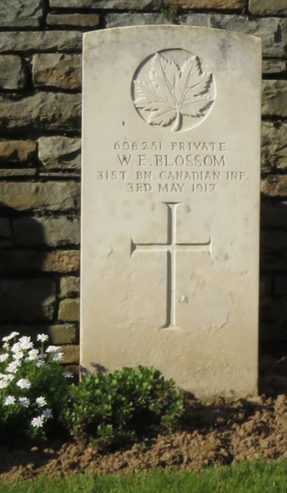 Monument en mémoire du soldat W. E. Blossom au cimetière Orchard Dump en France. Détail d'une photographie déposée par Greg Matthews sur le site www.findagrave.com