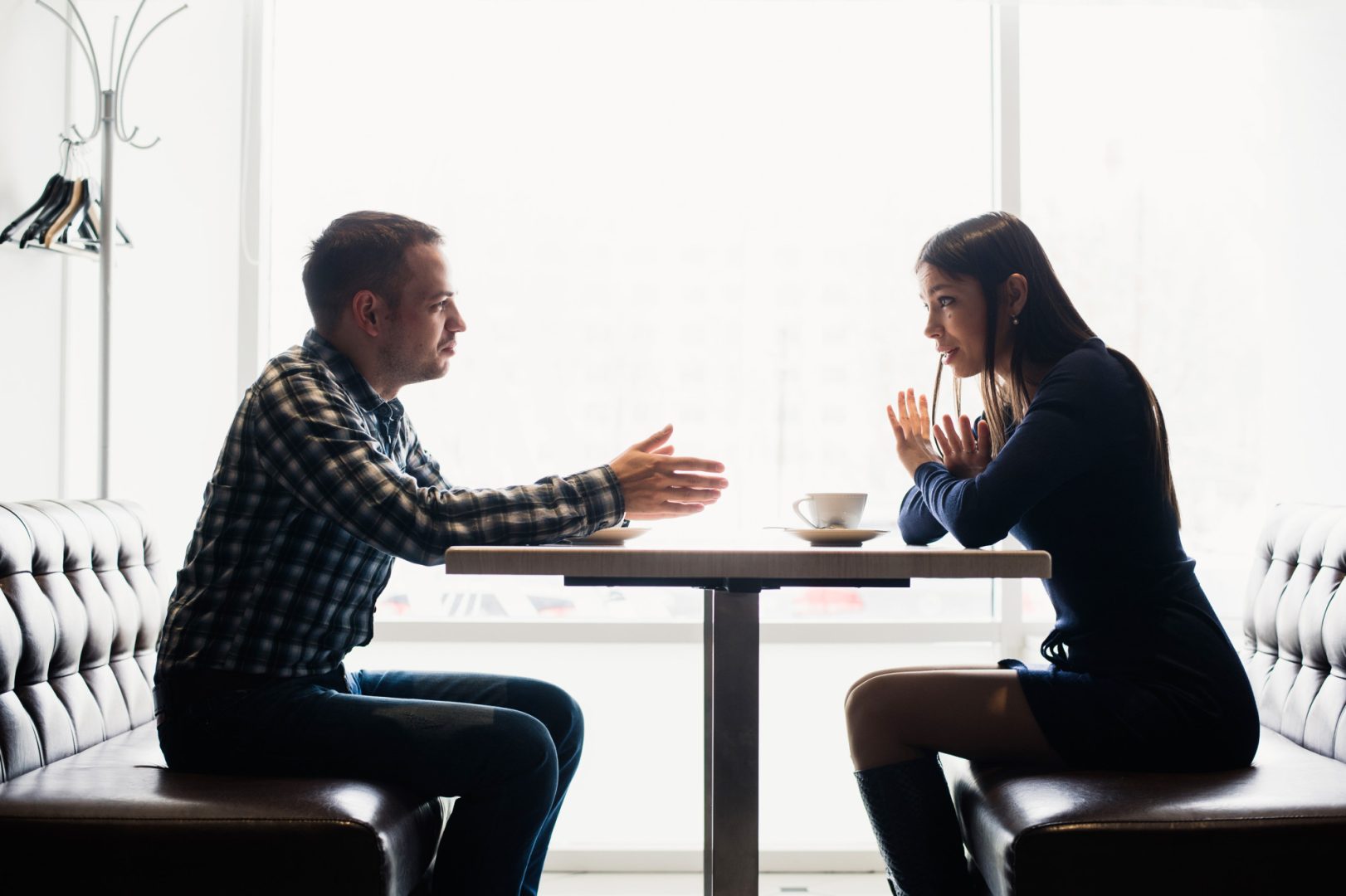 couple réglant un conflit dans un café