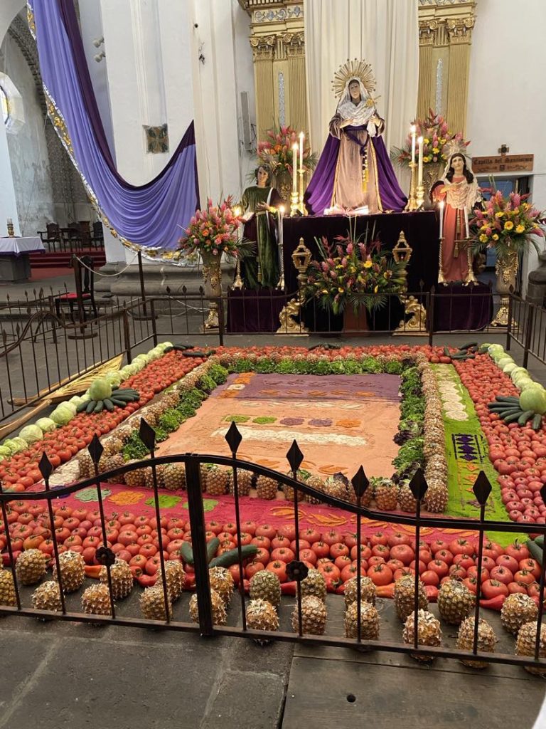 Une tradition de jardin de légumes dans une église catholique