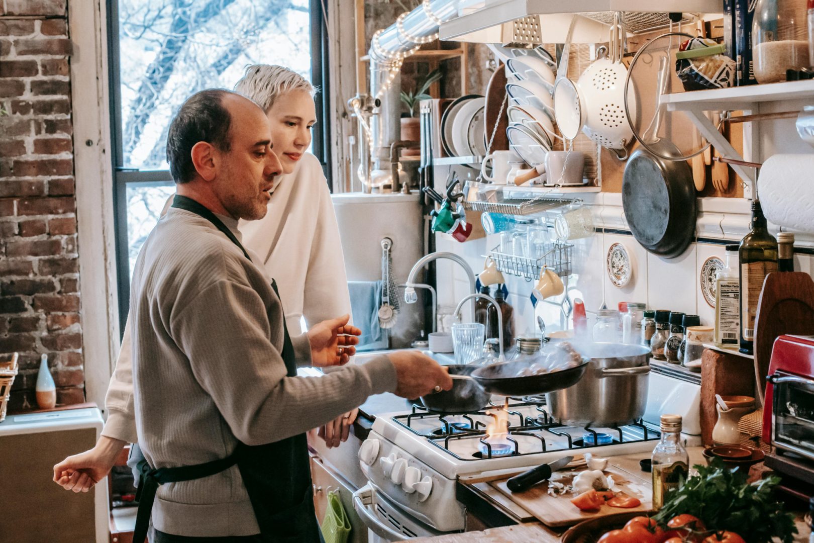 Couple qui cuisine et profite de leur nouvelle cuisinière