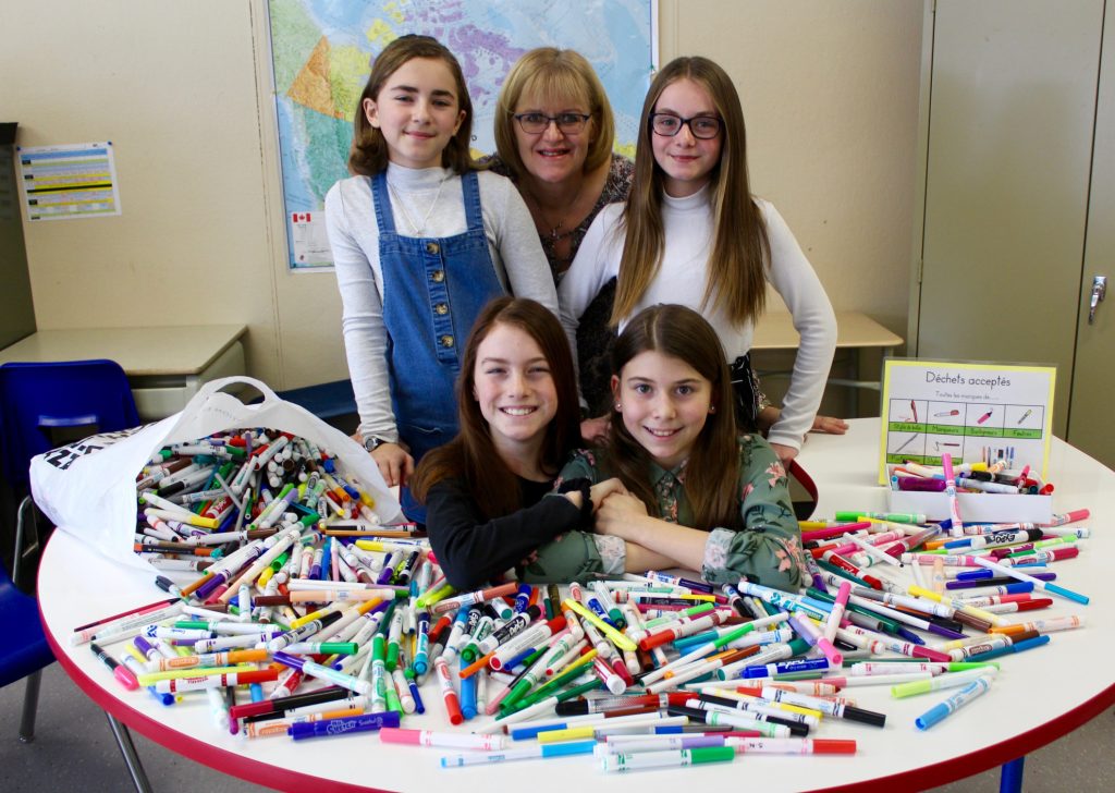 Marie-Claude et ses élèves qui ont recyclé des crayons feutres