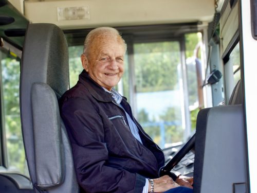 Derrière le volant de son autobus depuis plus de 37 ans!