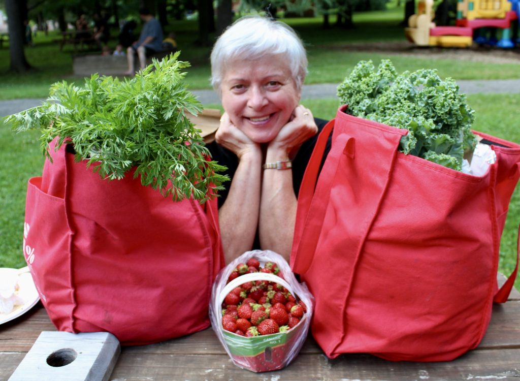 Une personne souriant au Marché de Soir de Compton