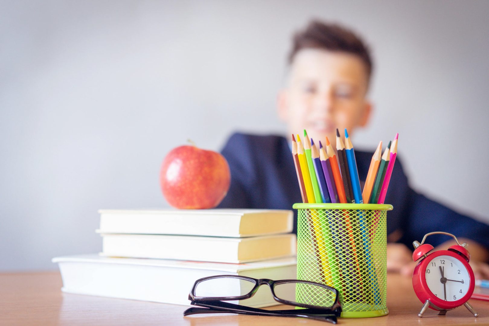 Jeune garçon regardant son breau d'école bien rangé