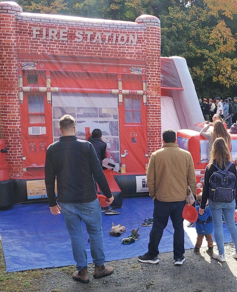 Enfants qui s'amusent dans des jeux gonflables