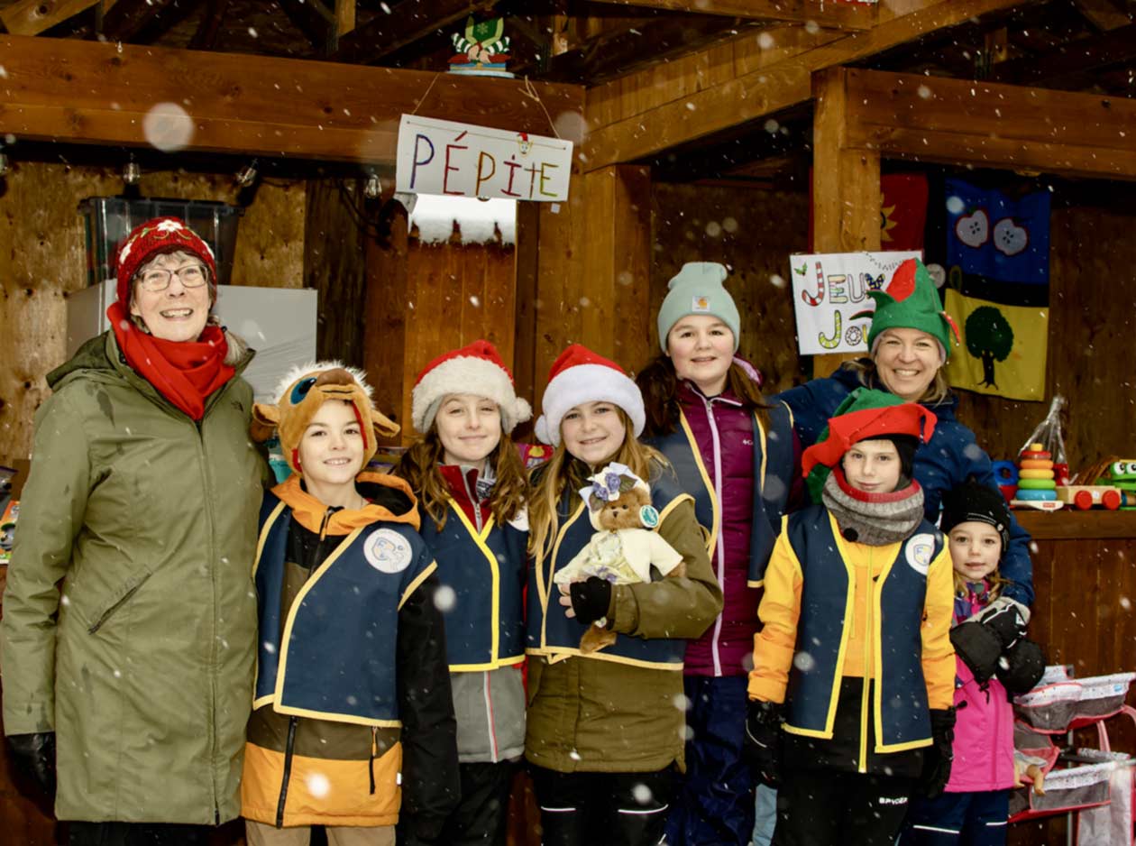 Les deux Sentinelles, Danielle Goyette (membre Lions) et la professeure Karyna Bilodeau, avec les Lionceaux Amaël Vachon, Éliane Beaudoin, Alice Parent, Ève Breault, Nolan Beaudoin et sa petite soeur Léana Beaudoin qui, elle, n’est pas encore Lionceau!