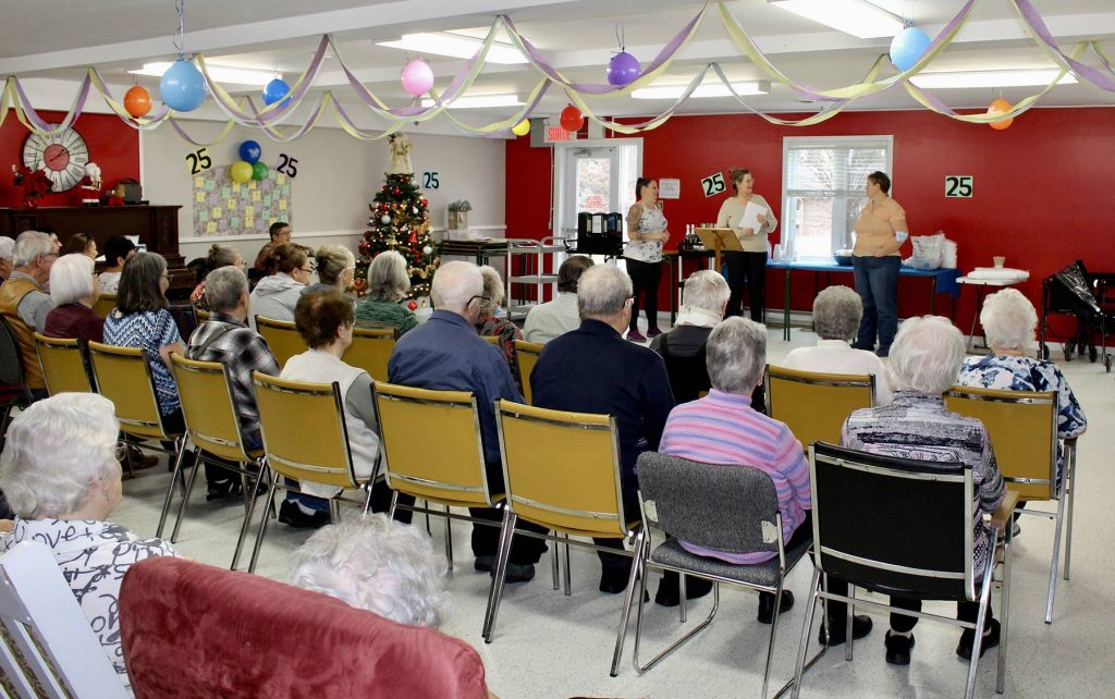 France Corriveau et un groupe célèbre ses 25 ans de service au Manoir de chez nous à Compton