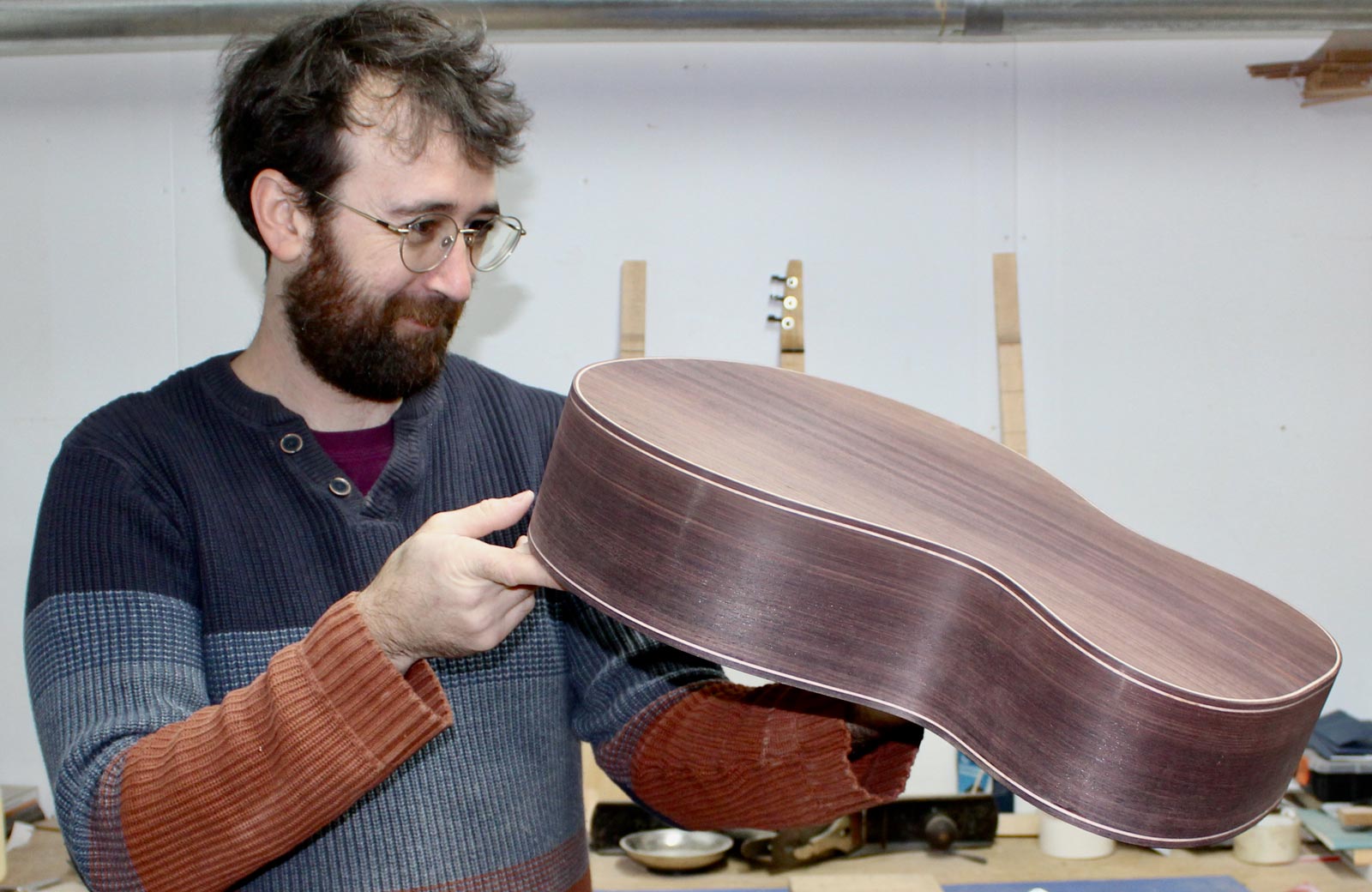 Un luthier au travail