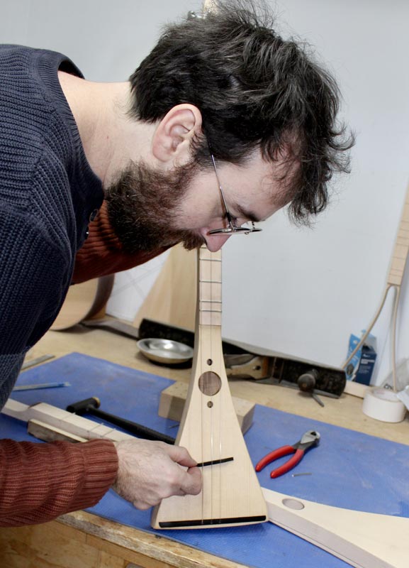 Un luthier au travail