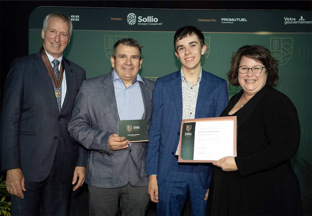 Mélanie-Éliane Marcoux et Gaétan Gilbert du Verger Le Gros Pierre, gagnant régional et national dans la catégorie « Mention spéciale du ministre en agrotourisme » de l’Ordre national du mérite agricole