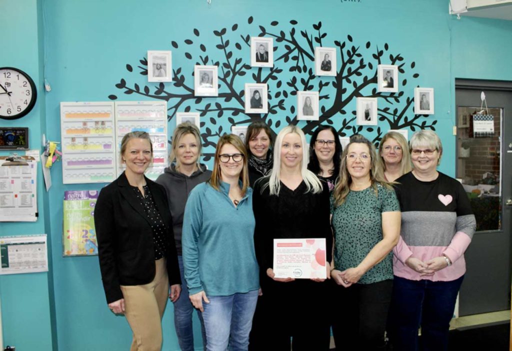 l’équipe du CPE Les Trois Pommes, Debbie, Ève-Marie, Michèle, Karine, Suzanne, Elsa, Audrey M, Audrey FJ, Jeanne, Marie-France, Manon D, Manon S, Francine, Kelly, Caroline, Merline et Jessye reçoivent le Prix Câlin de la bienveillance.