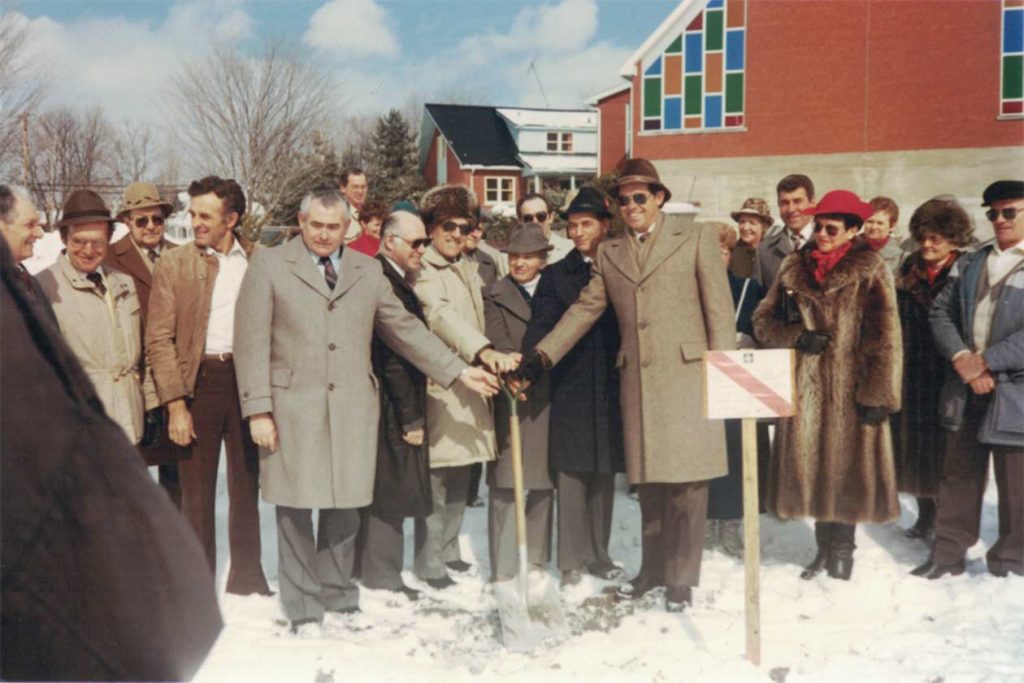 Photo d'archives, de la première pelletée de terre pour le Manoir de chez de Compton en 1986