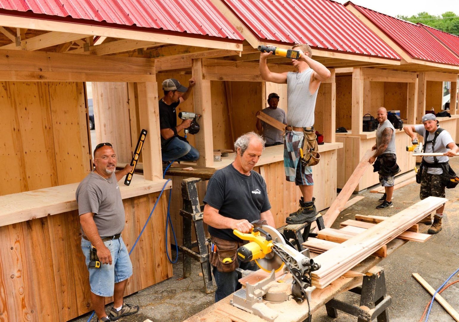 Construction des maisonnettes du Marché de Soir de Compton